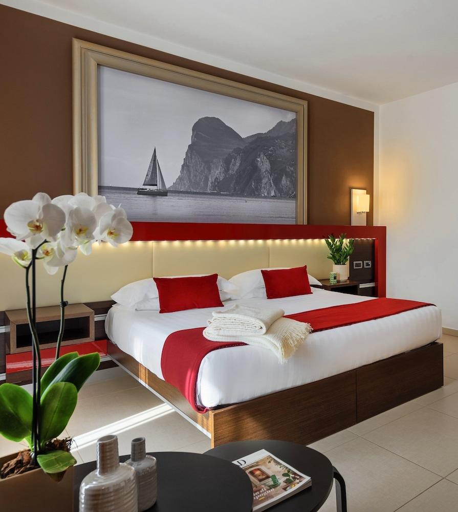 Kairos Garda Hotel Castelnuovo del Garda Exteriör bild