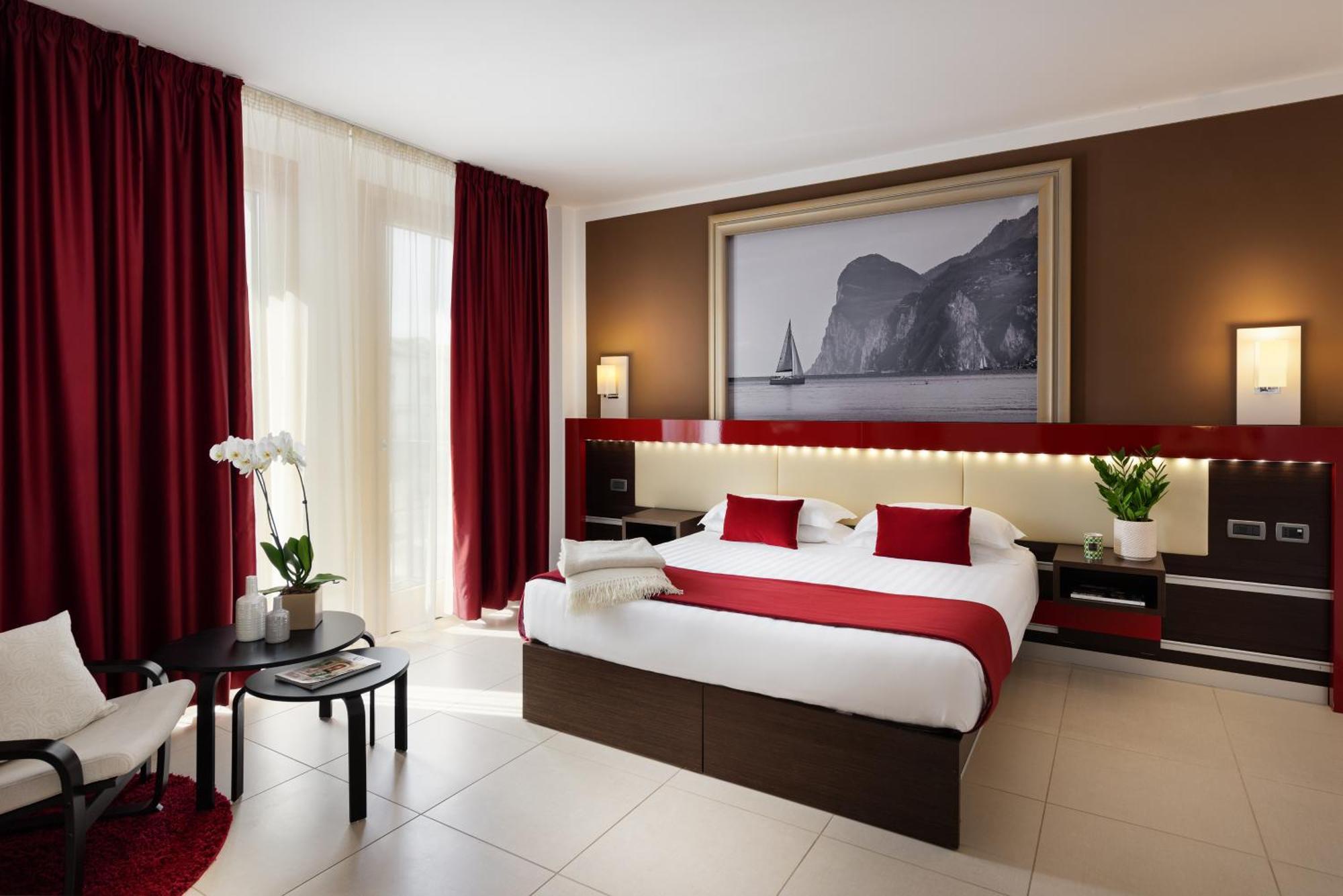 Kairos Garda Hotel Castelnuovo del Garda Exteriör bild