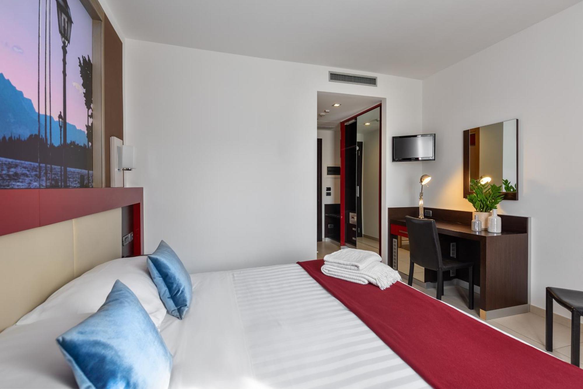 Kairos Garda Hotel Castelnuovo del Garda Exteriör bild
