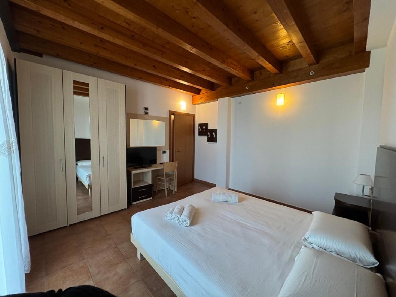 Kairos Garda Hotel Castelnuovo del Garda Exteriör bild