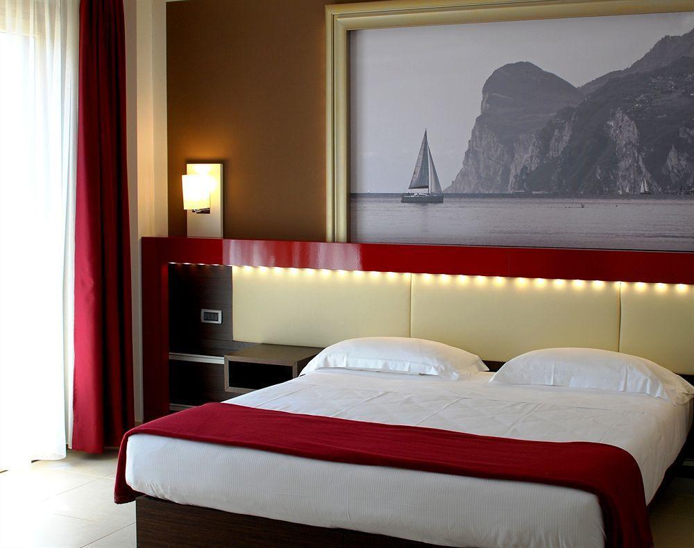 Kairos Garda Hotel Castelnuovo del Garda Exteriör bild
