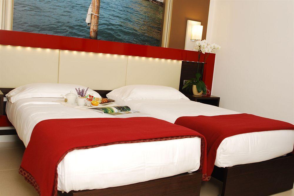 Kairos Garda Hotel Castelnuovo del Garda Exteriör bild