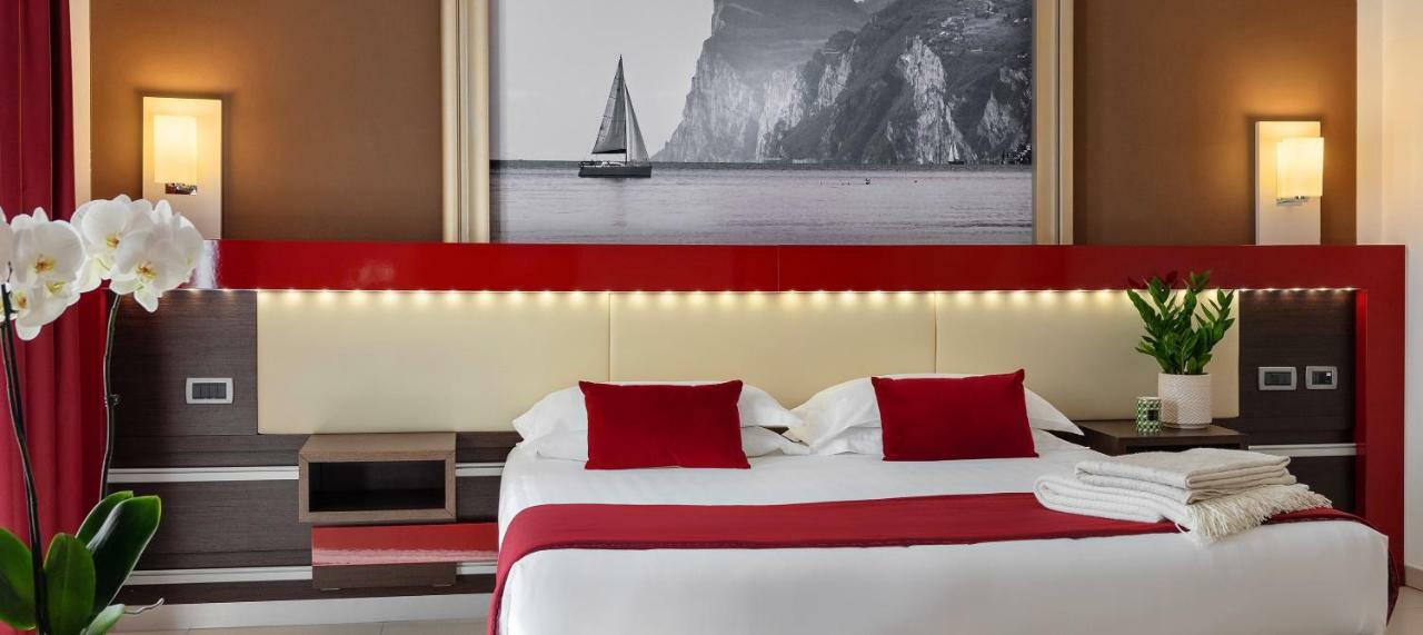 Kairos Garda Hotel Castelnuovo del Garda Exteriör bild