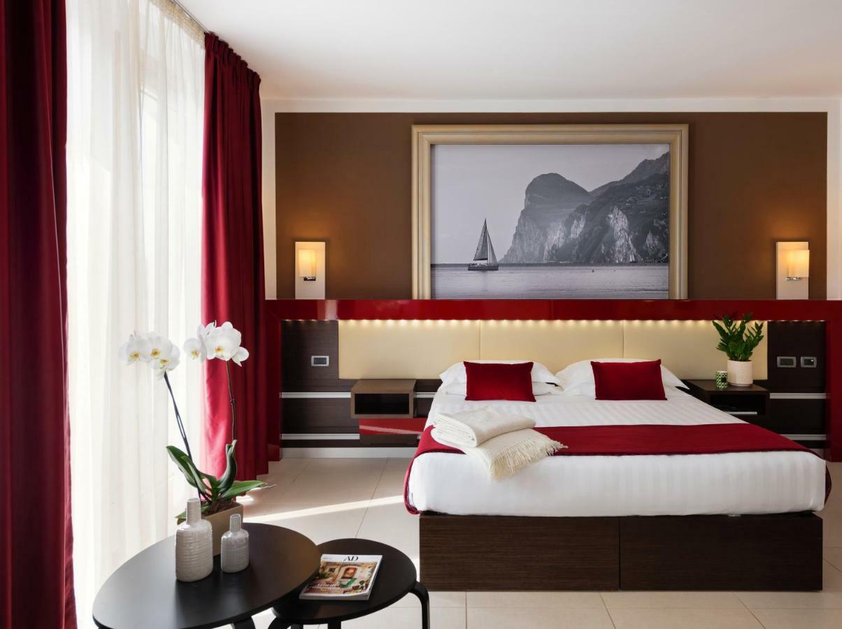Kairos Garda Hotel Castelnuovo del Garda Exteriör bild